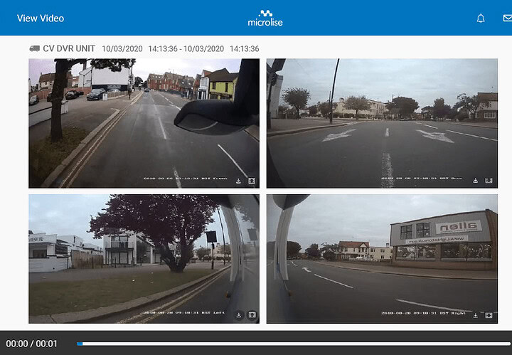 Panneaux de caméras de surveillance routière enregistrant des images de la circulation urbaine pour la gestion du trafic et la sécurité.